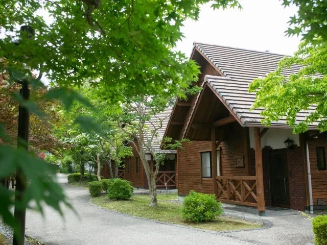木々に囲まれたコテージ